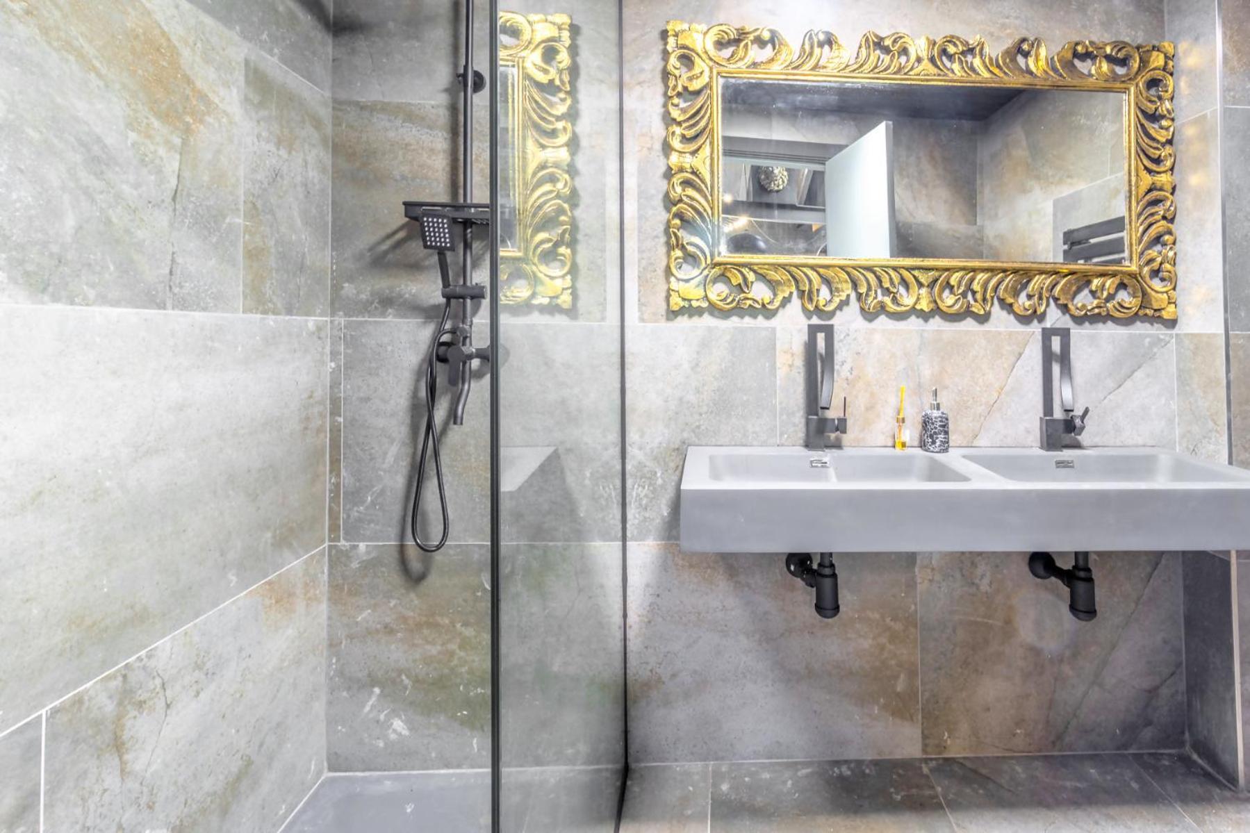 אולות Black House Sorprendente Casa Estilo Industrial מראה חיצוני תמונה