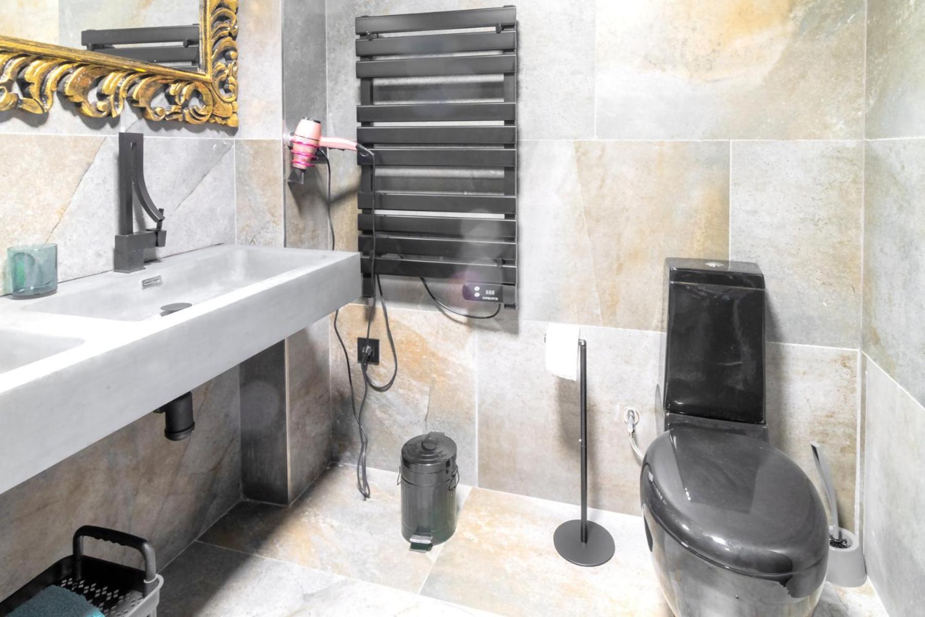 אולות Black House Sorprendente Casa Estilo Industrial מראה חיצוני תמונה