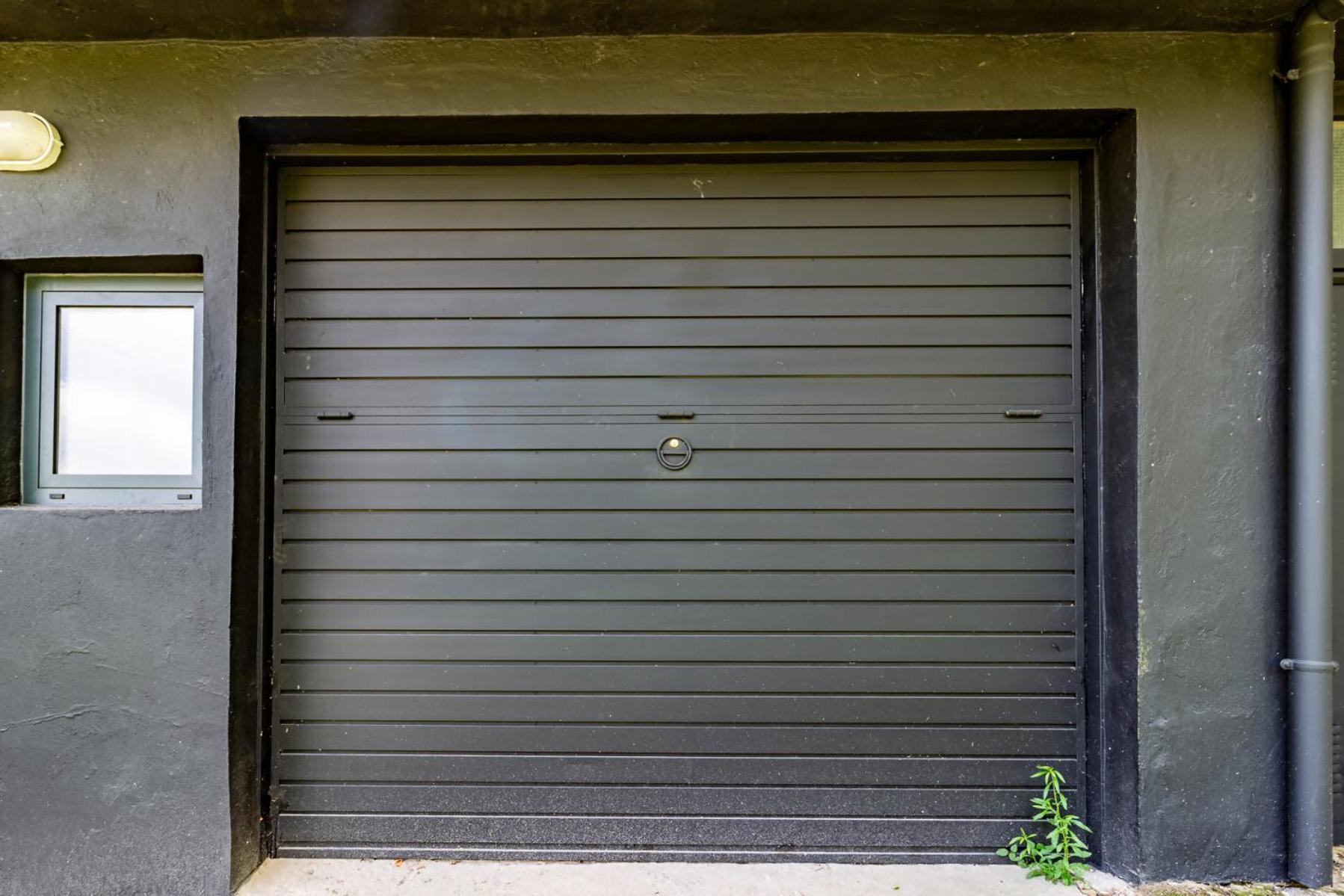 אולות Black House Sorprendente Casa Estilo Industrial מראה חיצוני תמונה