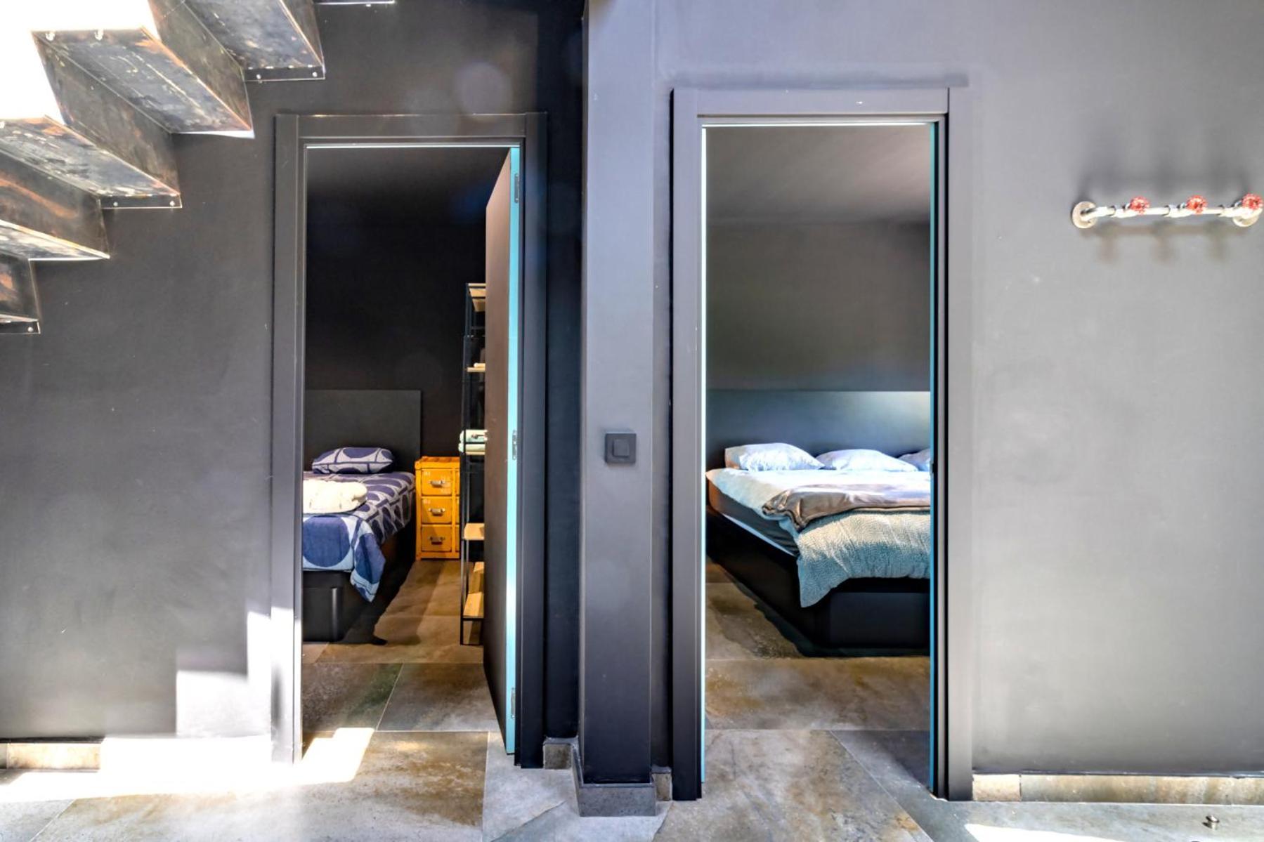 אולות Black House Sorprendente Casa Estilo Industrial מראה חיצוני תמונה